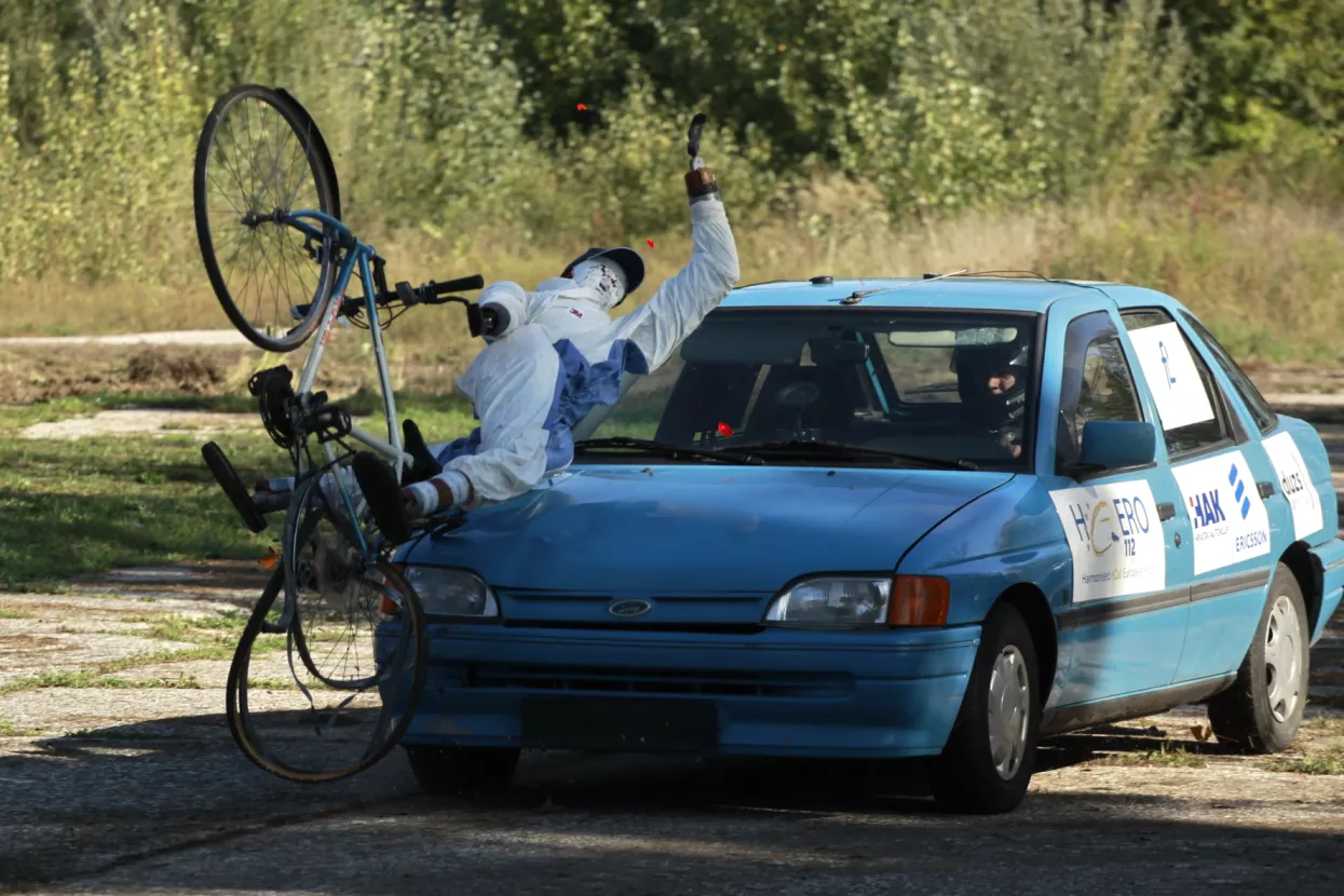 Crash test - kako izgleda nalet automobila na biciklista?