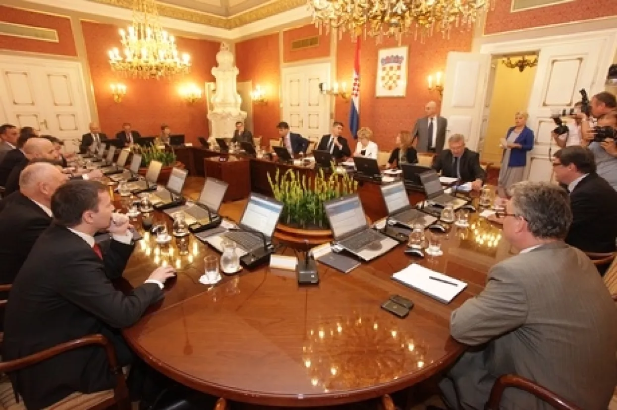 Vlada će do izbora svirati po željama interesnih skupina