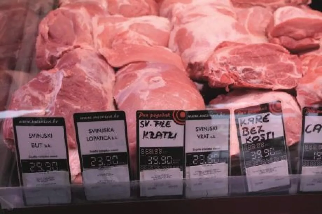 Proizvodnja mesa pojeftinila 20 &ndash; 40 posto, trgovci drže  cijene