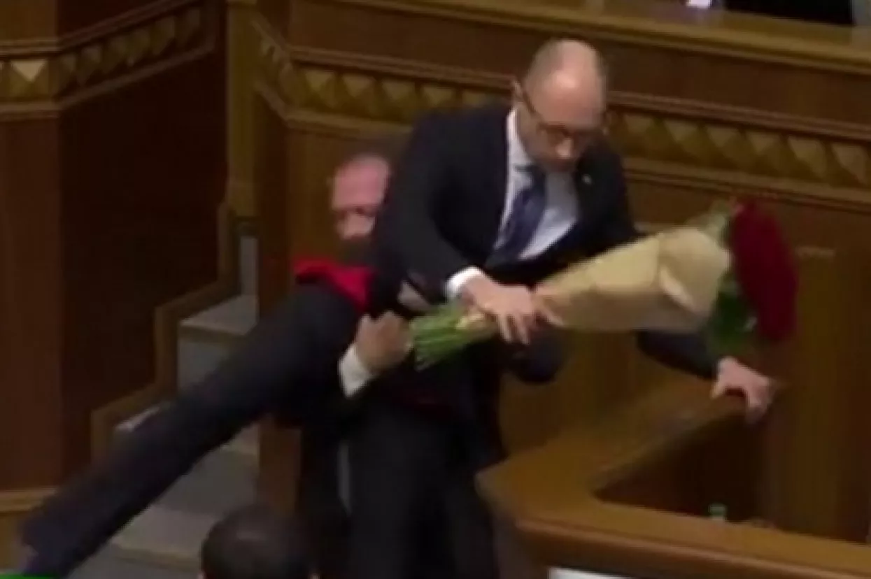 &Scaron;ake sijevale ukrajinskim parlamentom (VIDEO)