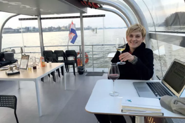 Stakleni brod turiste vozi i zimi