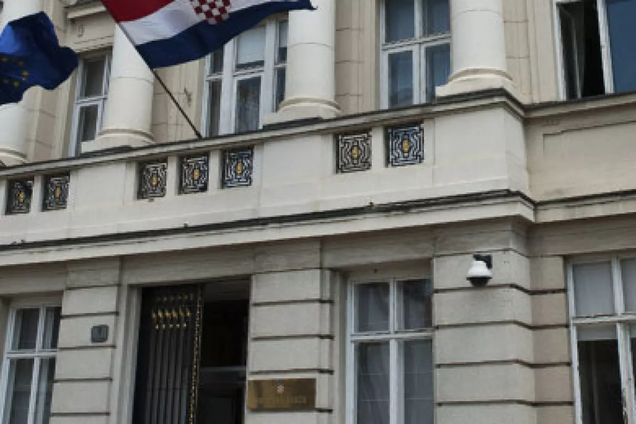 Hrvatskim zastupnicima treba smanjiti plaće