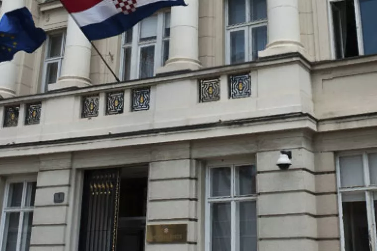 Hrvatskim zastupnicima treba smanjiti plaće