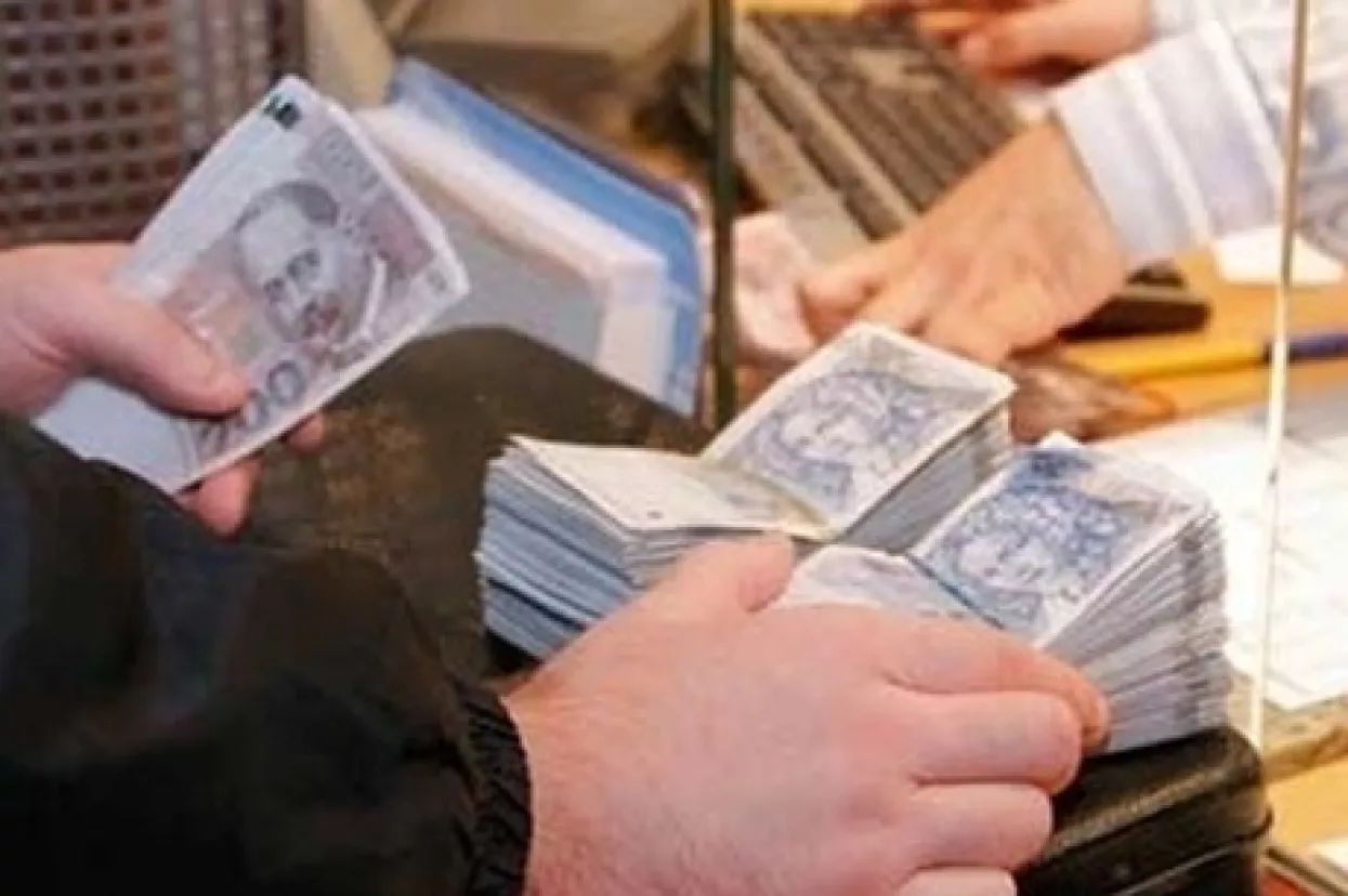 Postali smo oprezniji: Manje se zadužujemo i manje ulazimo u minus