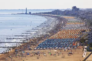 Solarni suncobrani turistička atrakcija na plaži u talijanskom Jesolu