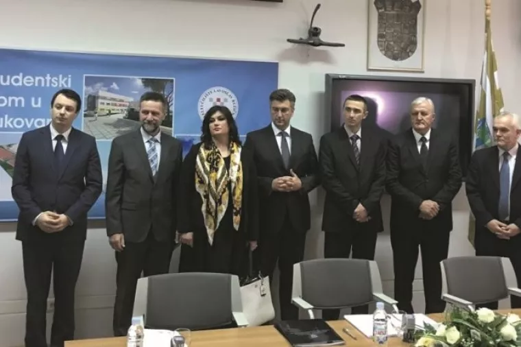 Nezavisni vijećnik Svete Nedelje podijelio &scaron;ibe izvr&scaron;noj vlasti