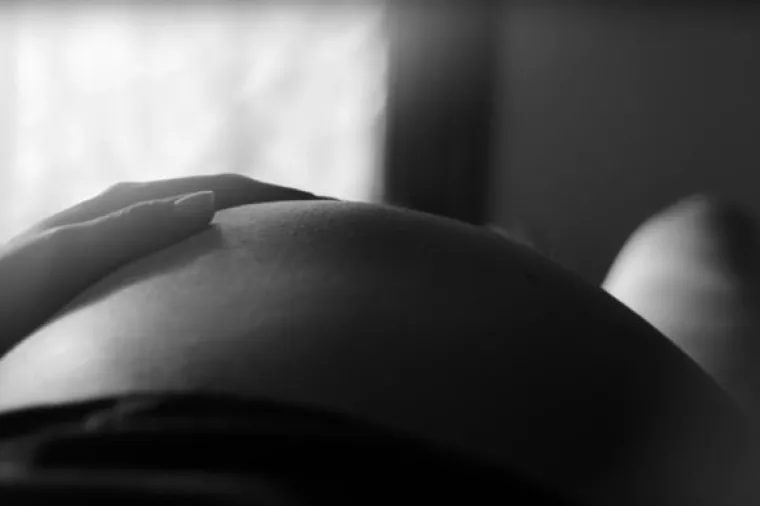 VIDEO: Visokotrudna Natalie Portman ogoljela trbuh u novom spotu Jamesa Blakea