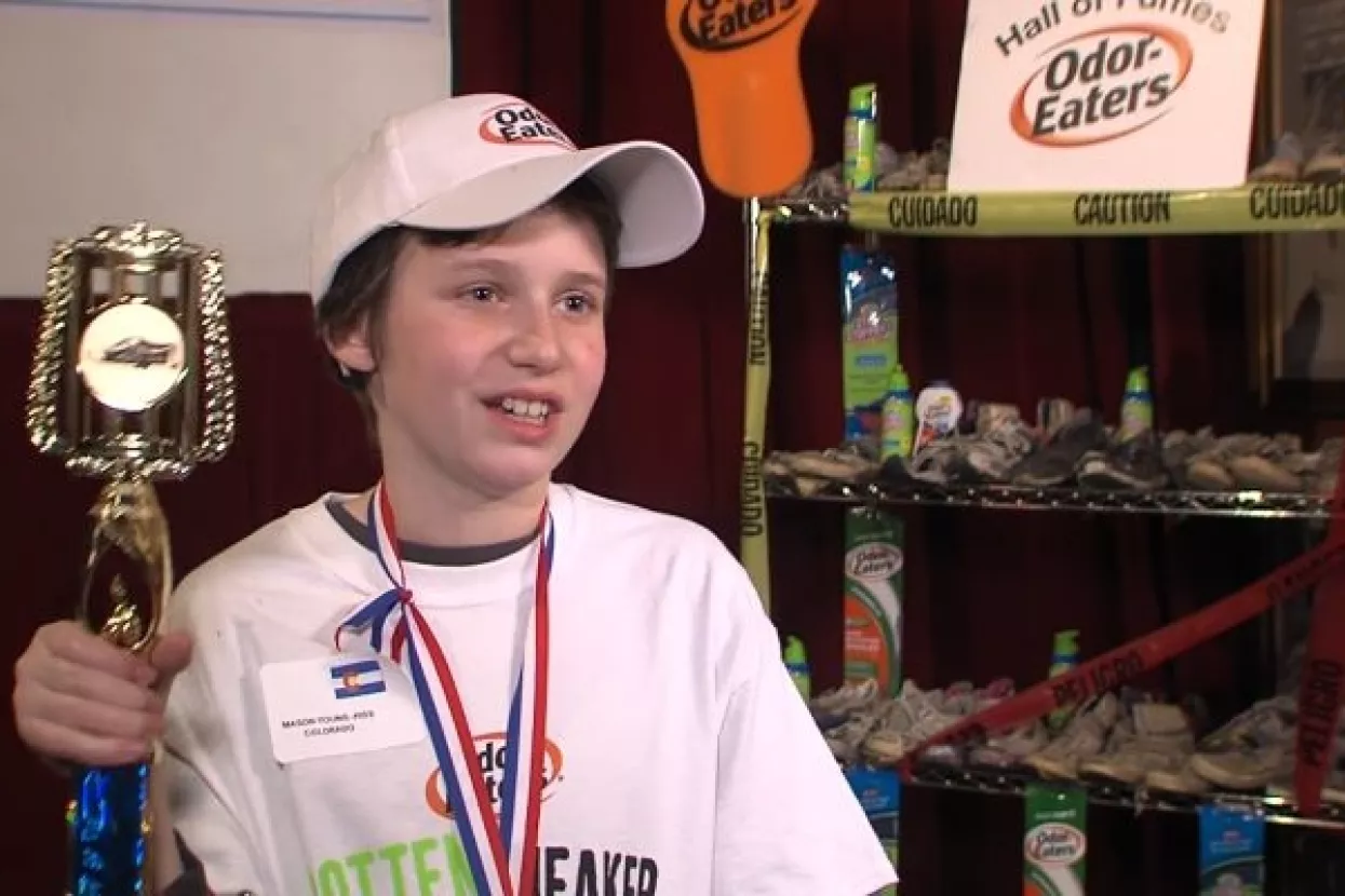 Nagrada od 2500 dolara 12-godišnjaku čije tenisice 'grizu nos i tjeraju suze na oči'