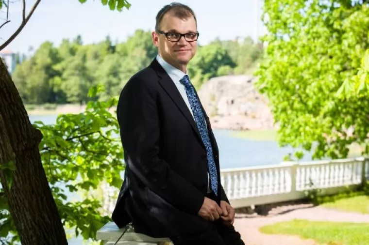 &Scaron;tedljivi finski premijer rado pilotira službenim zrakoplovom, kad je gužva sjedi na WC &scaron;koljci
