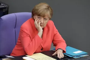 Curenje informacija o 'zatrovanoj atmosferi' između May i Junckera, razljutilo Merkel