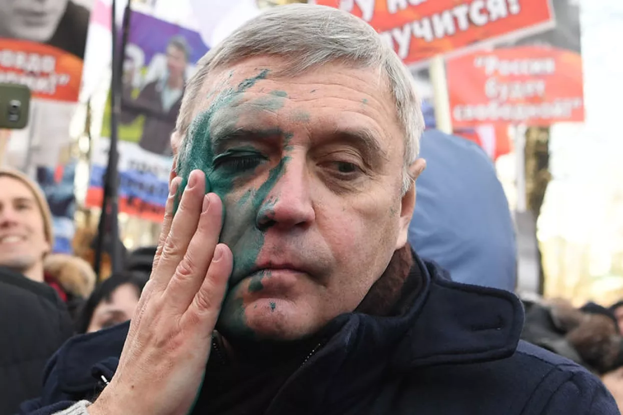 VIDEO: Putinovi neistomi&scaron;ljenici na udaru izmeta, urina i 'zeljonke'