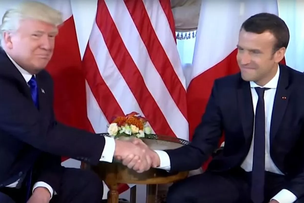 VIDEO: Trumpova ruka problijedjela nakon čeličnog, simboličnog stiska Macrona