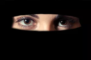 Saudijci u lovu na model koji se usudio prošetati u minici i topiću