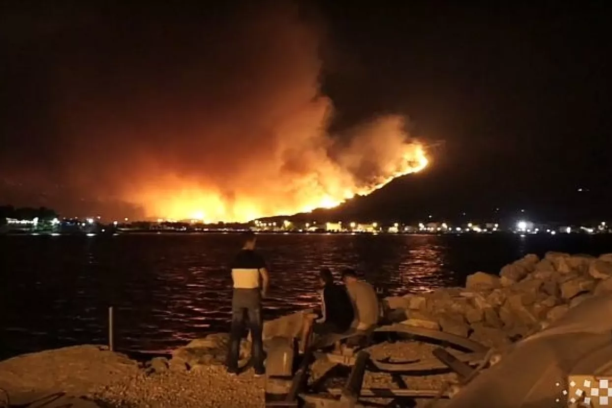 VIDEO: Na požarištima u Splitu i okolici 384 gasitelja sa 102 vozila, stižu kanaderi