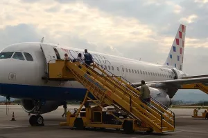 Hrvatskim zračnim lukama u prvih &scaron;est mjeseci 'prodefiliralo' gotovo 3,5 milijuna putnika