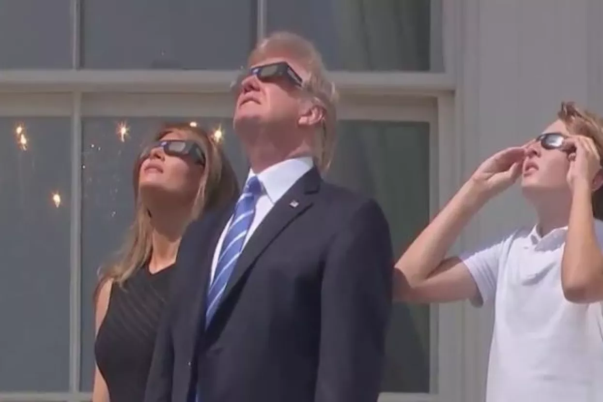 Trump škic'o pomrčinu bez zaštite, dvaput