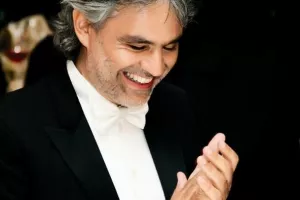 Slijepi tenor Bocelli pao s uznemirenog konja nakon koncerta s robotom