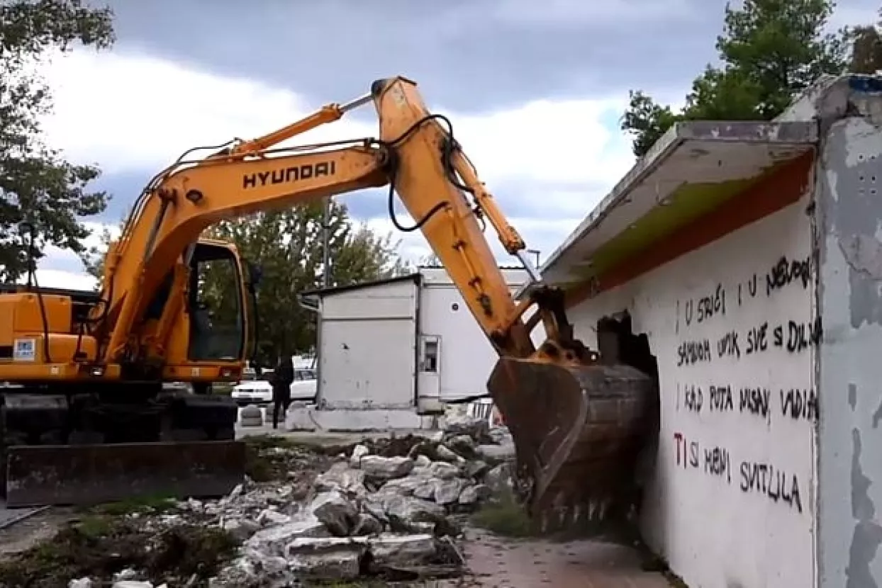 VIDEO: Građevinska inspekcija započela s rušenjem nelegalnih objekata na plaži u Splitu