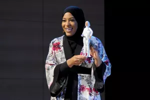 Mattel u borbi s padom prodaje osmislio Barbie koja prkosi stereotipima; nosi hidžab i 'laća se mača'