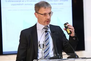 Vujčić: ulazak Hrvatske u eurozonu smanjio bi kamatne stope i premije rizika
