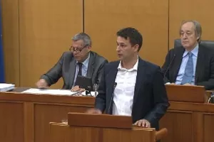Petrov o vladajućima: Čuvaju se fotelje, o važnim temama se ne raspravlja
