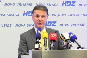 Šešelj oskvrnuo hrvatsku zastavu, Jandroković ranije napušta Srbiju