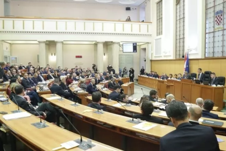 Oporba: Predsjednica je hodajući skandal