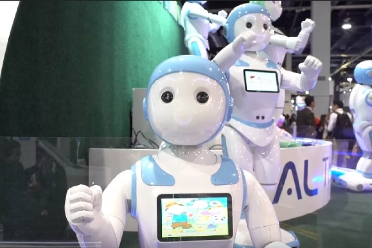 VIDEO: Kineski robot-učitelj čuva djecu koja se nemaju s kim igrati
