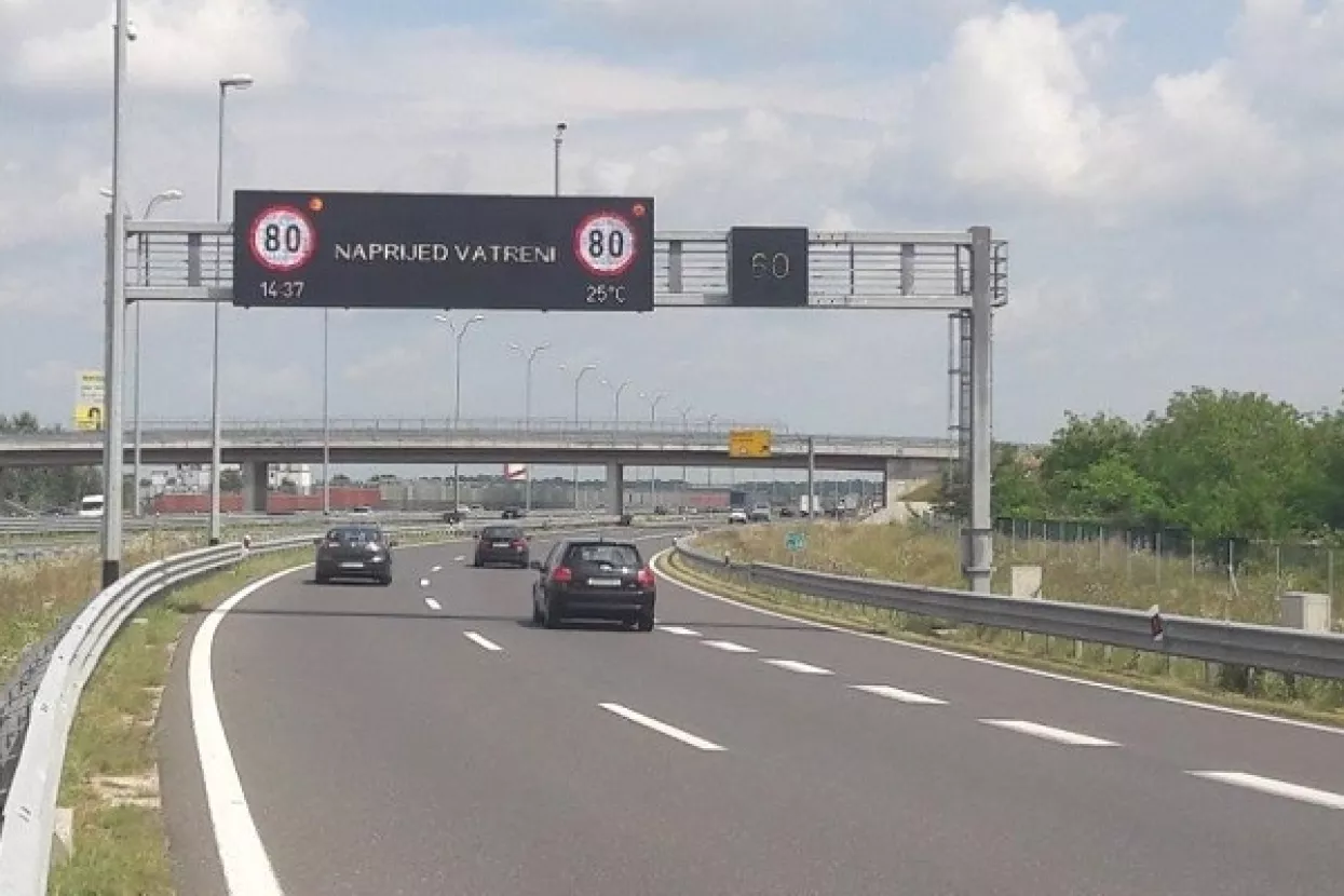 Duž cijele trase hrvatskih autocesta HAC postavio natpise 'Naprijed Vatreni'