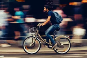 Uber se okreće električnim skuterima i biciklima