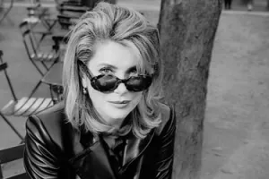 Catherine Deneuve na dražbi prodaje odjeću Saint Laurenta