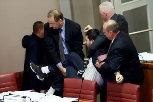 ANKETA: Trebaju li saborski zaštitari dobivati sindikalni dodatak za iznošenje Pernara?