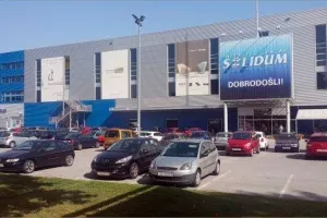 Pevec prodaje nekretninu 'Solidum'