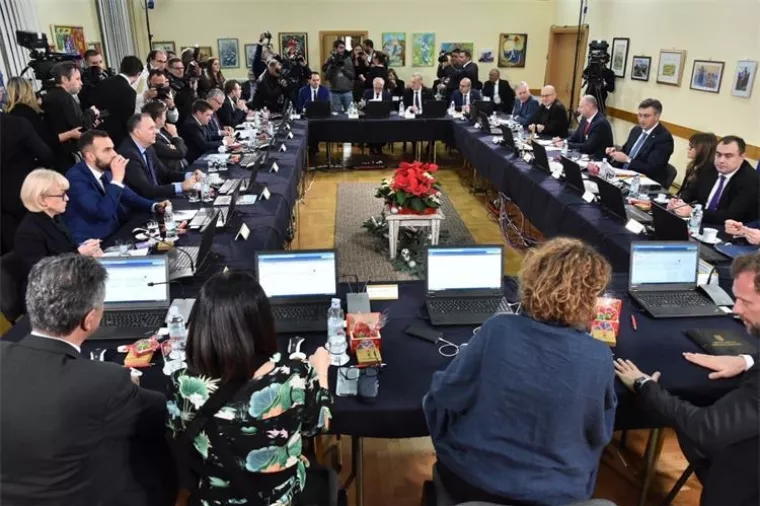 PLENKOVIĆEVI DAROVI:&nbsp;Lokalnim zajednicama investicije i projekti od 25 milijardi kuna &nbsp;