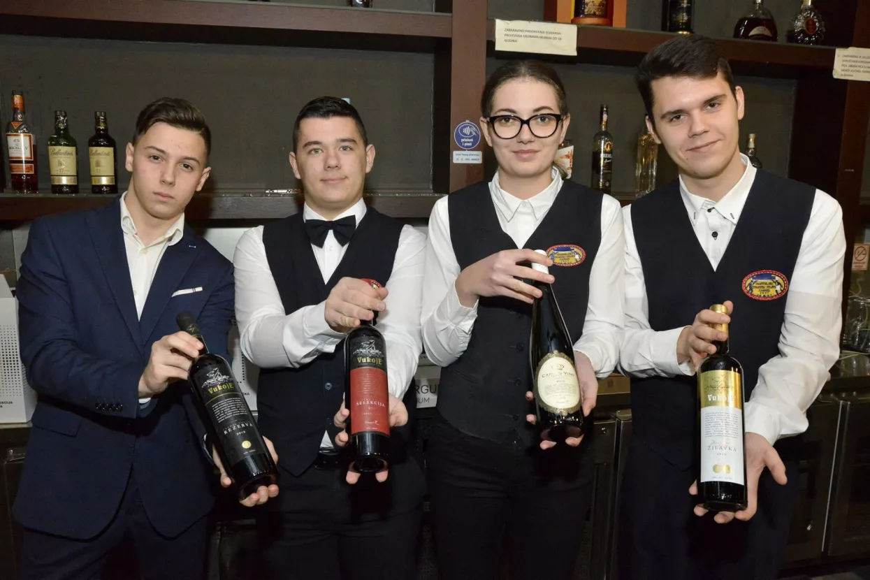 Vinski razgovori i ljubavni romani - hedonizam u svim sferama