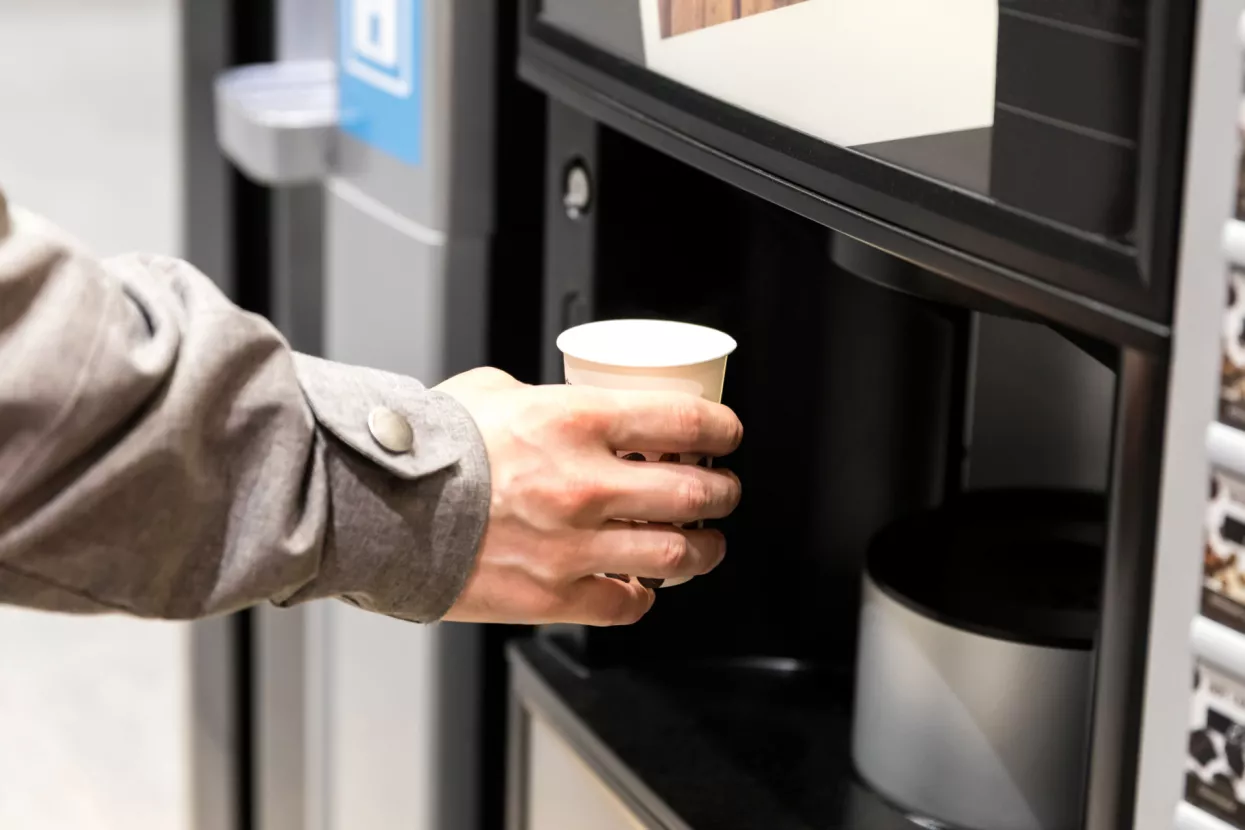 Raj za sivu ekonomiju: Zatvaranjem kafića procvjetao je posao vending aparata za kavu