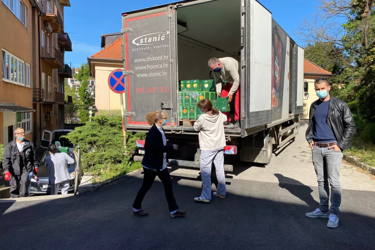 Hrvatski rotarijanci i 'Stanić Beverages' donirali 13.000 litara sokova bolnicama i Zagrepčanima koji su pretrpjeli potres