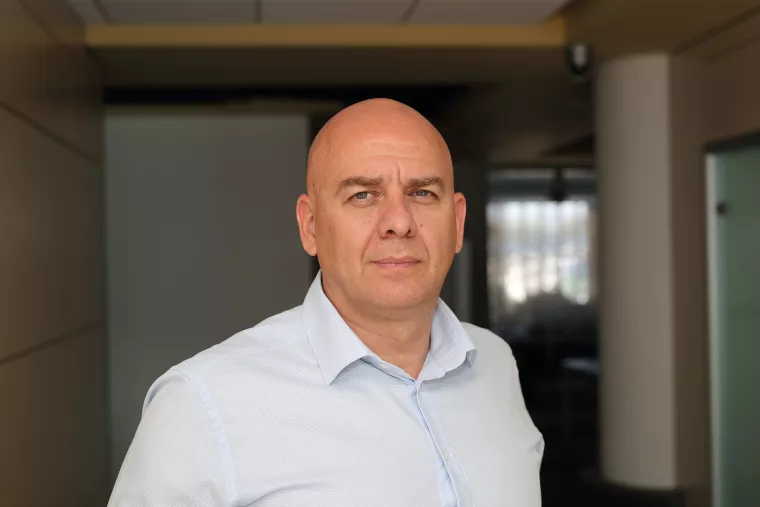Siniša Staničić,
direktor ICT prodaje i rješenja u A1 Hrvatska:
&ndash; Zahvaljujući nacionalnoj pokrivenosti A1 NB-IoT mrežom, imamo izvrsnu podlogu za izradu naprednih usluga i rješenja poput pametnih brojila, pametnog parkiranja, rasvjete, mjerenja kvalitete zraka i druge senzorike, kao i rješenja koja izrađujemo prema specifičnim zahtjevima korisnika