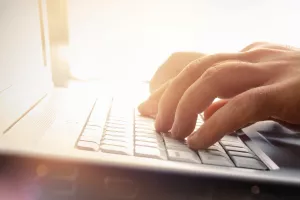 Oglašavati se na Googleu ili Facebooku? Evo odgovora.