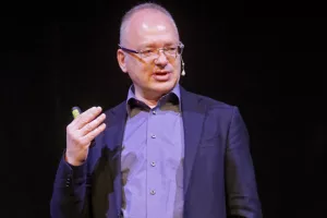 Uoči 14. dodjele Grand PRixa, HUOJ nagradu za doprinos struci dodijelio Dejanu Verčiču