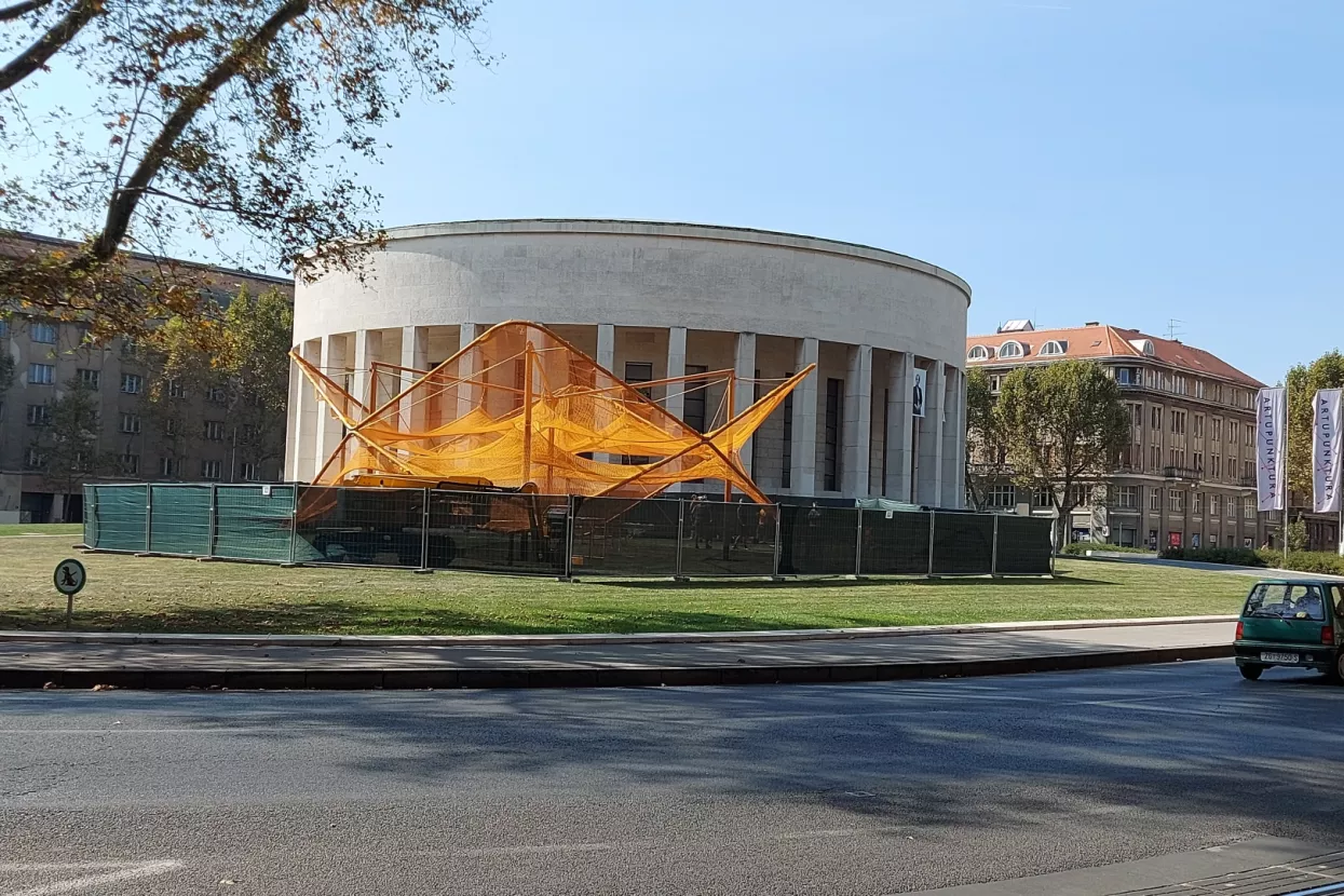 Prostoria za obljetnicu poslovanja postavlja urbani namještaj za druženje pred Džamiju, uskoro i izložba 'Prostoria 10'