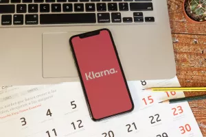 Fenomen Klarna - princip 'kupi sada, plati kasnije' zaludio generaciju Z, ali postoji rizik da stvar izmakne kontroli