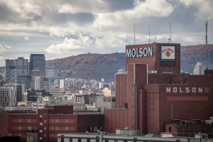 Molson Coors najavio umirovljrenje glavnog izvršnog diektora za Europu Simona Coxa krajem ove godine