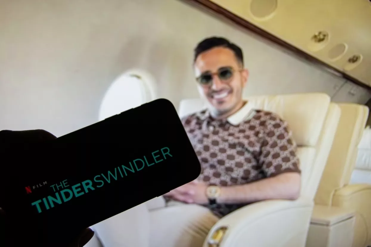 Besramni 'Tinder Swindler' na videima za fanove u tri dana zaradio 30 tisuća dolara