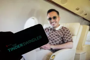 Besramni 'Tinder Swindler' na videima za fanove u tri dana zaradio 30 tisuća dolara