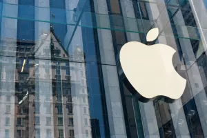 Odluka da iPhone prodaju bez punjača i slušalica, Appleu donijela 5 milijardi funti zarade