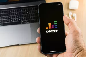 Modni mogul François Pinault preuzima streaming platformu Deezer