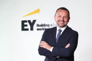 EY: Razmatra se 'oslobađanje konzultanata od okova revizorskog odjela'