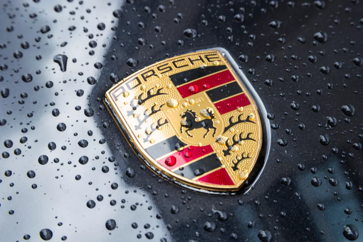 Porscheova dionica ispod cijene na burzovnom debiju