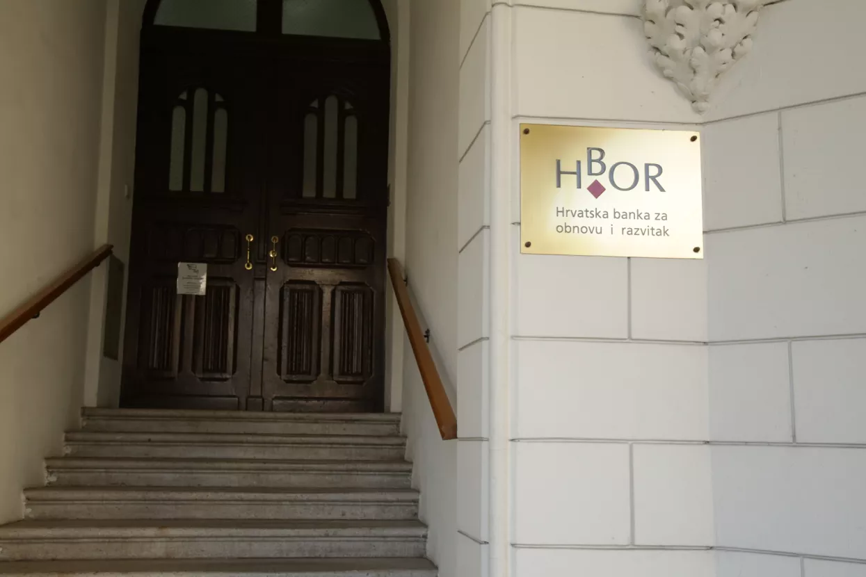 HBOR, ulaz u zgradu